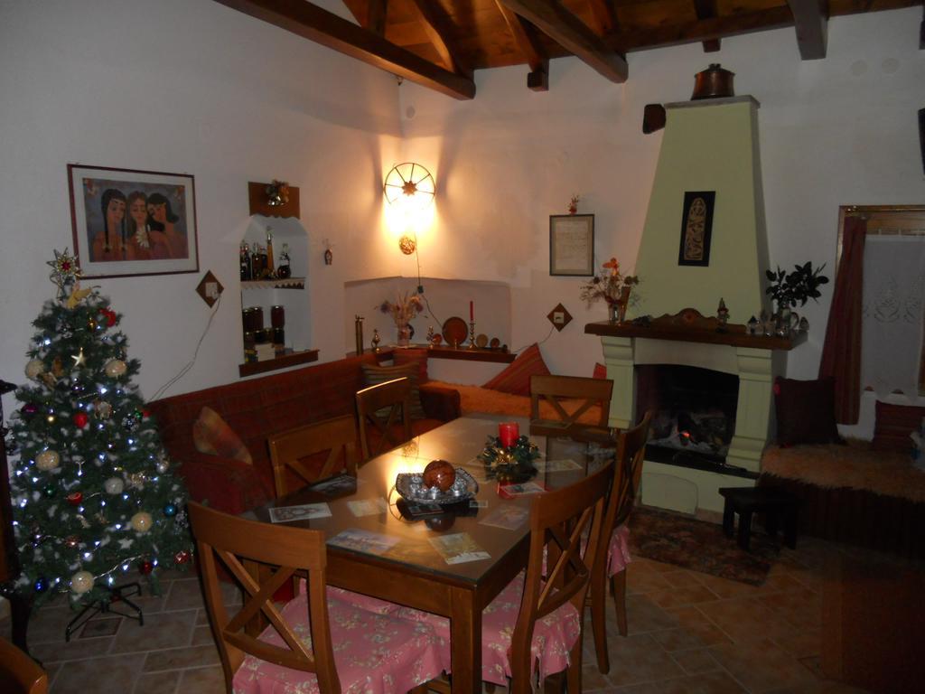 Sarafis Guesthouse Agios Lavrentios Buitenkant foto