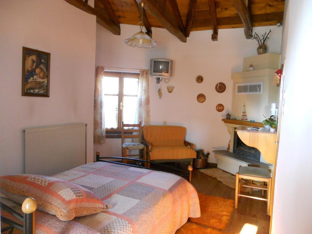 Sarafis Guesthouse Agios Lavrentios Buitenkant foto