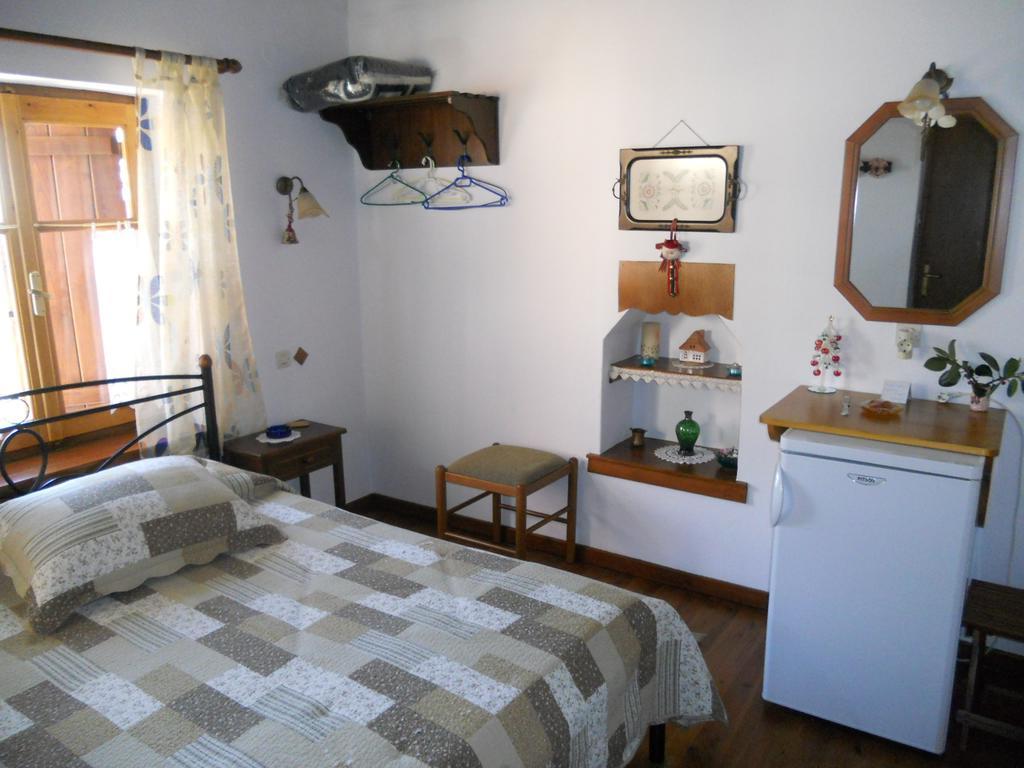 Sarafis Guesthouse Agios Lavrentios Buitenkant foto